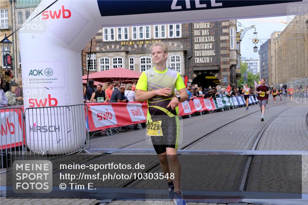 13.09.2026 - 21. swb-Marathon Bremen Tim E. http://msf.ph/oto/10303548 13.09.2026 10:46:39 Ziel 10228, 11110, 11287, 11356, 11706, 11925, 11926, 13609, 13640 meine-sportfotos.de
