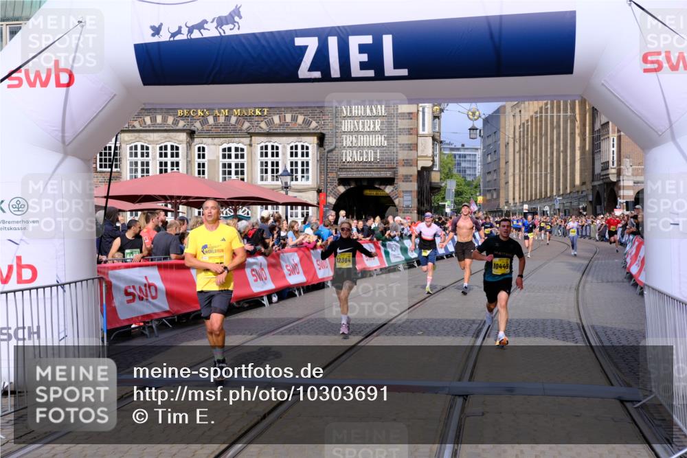 13.09.2026 - 21. swb-Marathon Bremen Tim E. http://msf.ph/oto/10303691 13.09.2026 10:47:07 Ziel 10289, 10445, 10504, 11199, 11212, 11608, 11661, 11783, 12364, 12375 meine-sportfotos.de