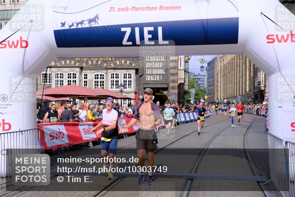 13.09.2026 - 21. swb-Marathon Bremen Tim E. http://msf.ph/oto/10303749 13.09.2026 10:47:10 Ziel 10289, 10445, 10504, 11060, 11199, 11212, 11344, 11608, 11661, 11783, 12364, 12375 meine-sportfotos.de