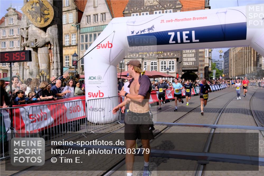 13.09.2026 - 21. swb-Marathon Bremen Tim E. http://msf.ph/oto/10303779 13.09.2026 10:47:12 Ziel 10289, 10445, 10504, 11060, 11199, 11212, 11344, 11608, 11661, 11783, 12364, 12375 meine-sportfotos.de
