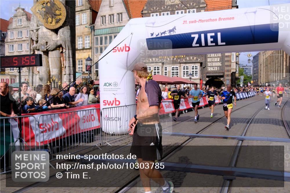 13.09.2026 - 21. swb-Marathon Bremen Tim E. http://msf.ph/oto/10303785 13.09.2026 10:47:12 Ziel 10289, 10445, 10504, 11060, 11199, 11212, 11344, 11608, 11661, 11783, 12364, 12375 meine-sportfotos.de