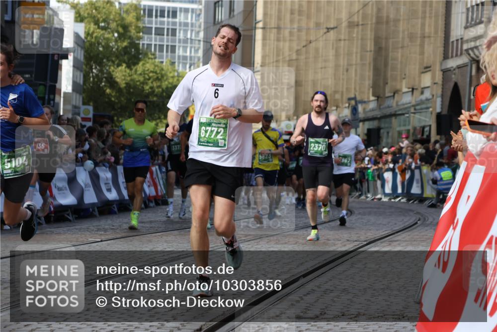13.09.2026 - 21. swb-Marathon Bremen Strokosch-Dieckow http://msf.ph/oto/10303856 13.09.2026 13:23:58 Ziel 135, 672, 2371, 2409, 2485, 2490, 2560, 2627, 3078, 3138, 3173, 3642, 3856, 3939, 4601, 5011, 5116, 5231, 5908, 6157, 6648, 6843, 6848, 7216, 8095, 8290, 8560, 9088, 9196, 102, 776, 909, 1199, 2370, 2967, 3372, 5012, 5104, 5208, 5257, 5397, 5481, 5623, 5928, 6105, 6772, 7059, 7094, 8082, 8179, 9087, 9916, 13219 meine-sportfotos.de