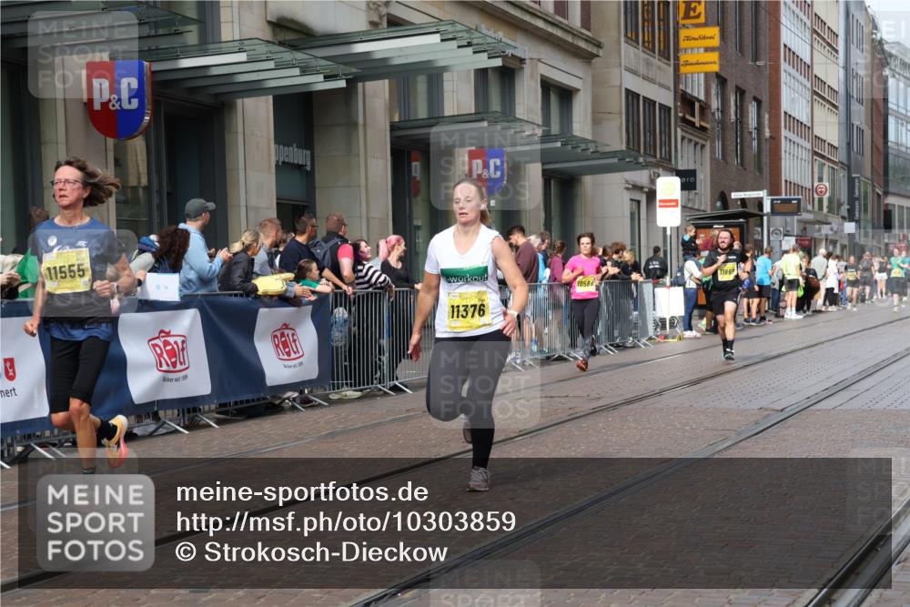 13.09.2026 - 21. swb-Marathon Bremen Strokosch-Dieckow http://msf.ph/oto/10303859 13.09.2026 10:51:55 Ziel 10588, 11371, 11376, 11487, 11555, 11610, 11869, 11877, 12319, 13578, 10162, 10183, 10218, 10281, 10348, 10467, 10641, 11273, 11277, 11285, 11376, 11542, 11555, 11685, 11733, 11777, 11784, 11869, 11962, 12329, 12349 meine-sportfotos.de