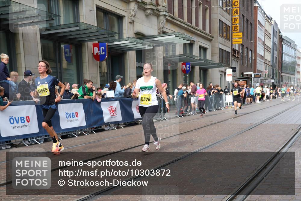 13.09.2026 - 21. swb-Marathon Bremen Strokosch-Dieckow http://msf.ph/oto/10303872 13.09.2026 10:51:55 Ziel 10588, 11371, 11376, 11487, 11555, 11610, 11869, 11877, 12319, 13578, 10162, 10183, 10218, 10281, 10348, 10467, 10641, 11273, 11277, 11285, 11376, 11542, 11555, 11685, 11733, 11777, 11784, 11869, 11962, 12329, 12349 meine-sportfotos.de