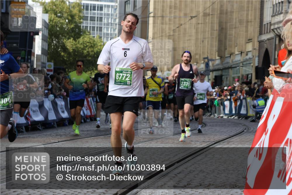 13.09.2026 - 21. swb-Marathon Bremen Strokosch-Dieckow http://msf.ph/oto/10303894 13.09.2026 13:23:58 Ziel 135, 672, 2371, 2409, 2485, 2490, 2560, 2627, 3078, 3138, 3173, 3642, 3856, 3939, 4601, 5011, 5116, 5231, 5908, 6157, 6648, 6843, 6848, 7216, 8095, 8290, 8560, 9088, 9196, 102, 776, 909, 1199, 2370, 2967, 3372, 5012, 5104, 5208, 5257, 5397, 5481, 5623, 5928, 6105, 6772, 7059, 7094, 8082, 8179, 9087, 9916, 13219 meine-sportfotos.de