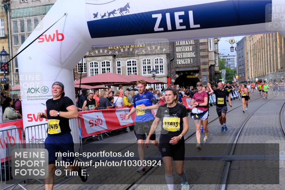 13.09.2026 - 21. swb-Marathon Bremen Tim E. http://msf.ph/oto/10303924 13.09.2026 10:47:25 Ziel 10289, 10744, 11060, 11199, 11212, 11344, 11462, 11608, 11650, 11651, 11783, 11814, 12298, 12415, 12470, 13589, 13613 meine-sportfotos.de