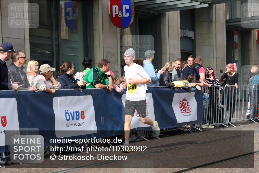 13.09.2026 - 21. swb-Marathon Bremen Strokosch-Dieckow http://msf.ph/oto/10303992 13.09.2026 10:52:01 Ziel 10588, 10761, 10958, 11371, 11487, 11604, 11605, 11610, 11669, 12319, 12439, 13578, 10162, 10183, 10218, 10281, 10348, 10467, 10588, 10641, 11273, 11277, 11285, 11376, 11487, 11542, 11555, 11685, 11733, 11777, 11784, 11869, 11877, 11962, 12349 meine-sportfotos.de