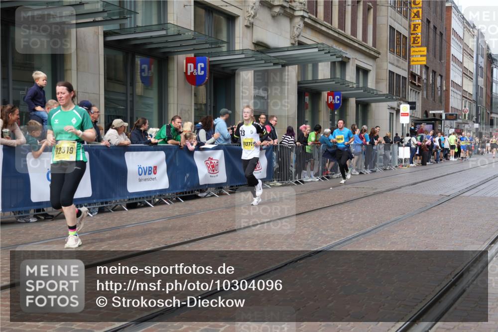 13.09.2026 - 21. swb-Marathon Bremen Strokosch-Dieckow http://msf.ph/oto/10304096 13.09.2026 10:52:11 Ziel 10193, 10761, 10812, 10906, 10958, 11109, 11144, 11350, 11362, 11604, 11605, 11610, 11669, 12319, 12361, 12439, 12533, 10218, 10588, 11277, 11285, 11371, 11376, 11487, 11555, 11784, 11869, 11877, 11962, 12349, 13578 meine-sportfotos.de