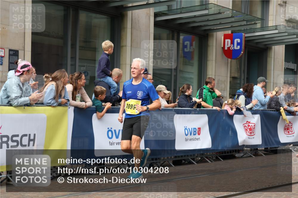 13.09.2026 - 21. swb-Marathon Bremen Strokosch-Dieckow http://msf.ph/oto/10304208 13.09.2026 10:52:24 Ziel 10193, 10304, 10339, 10652, 10734, 10812, 10827, 10906, 10958, 11002, 11038, 11109, 11144, 11350, 11362, 11597, 11604, 11605, 12019, 12338, 12361, 12399, 12439, 12533, 10588, 10761, 10958, 11371, 11487, 11604, 11605, 11610, 11669, 12319, 13578 meine-sportfotos.de