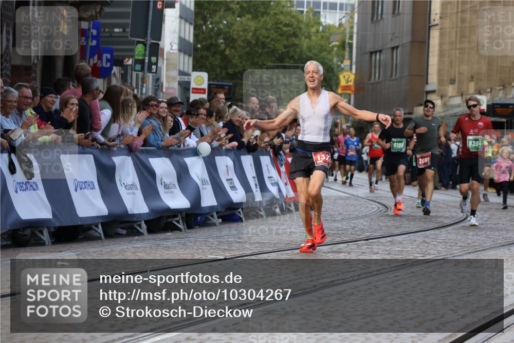 13.09.2026 - 21. swb-Marathon Bremen Strokosch-Dieckow http://msf.ph/oto/10304267 13.09.2026 12:58:20 Ziel 1323, 2073, 2099, 9065, 346, 6198, 8311, 8394 meine-sportfotos.de