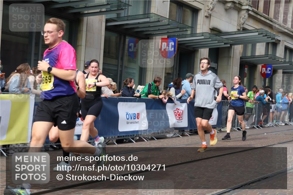 13.09.2026 - 21. swb-Marathon Bremen Strokosch-Dieckow http://msf.ph/oto/10304271 13.09.2026 10:52:26 Ziel 10193, 10304, 10339, 10652, 10734, 10812, 10827, 10906, 11002, 11038, 11109, 11144, 11350, 11362, 11386, 11597, 12019, 12338, 12361, 12399, 12439, 12533, 10588, 10761, 10958, 11371, 11487, 11604, 11605, 11610, 11669, 12319, 12439, 13578 meine-sportfotos.de