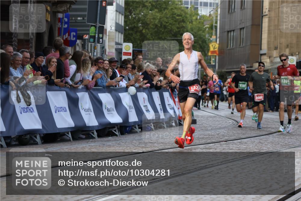 13.09.2026 - 21. swb-Marathon Bremen Strokosch-Dieckow http://msf.ph/oto/10304281 13.09.2026 12:58:20 Ziel 1323, 2073, 2099, 9065, 346, 6198, 8311, 8394 meine-sportfotos.de