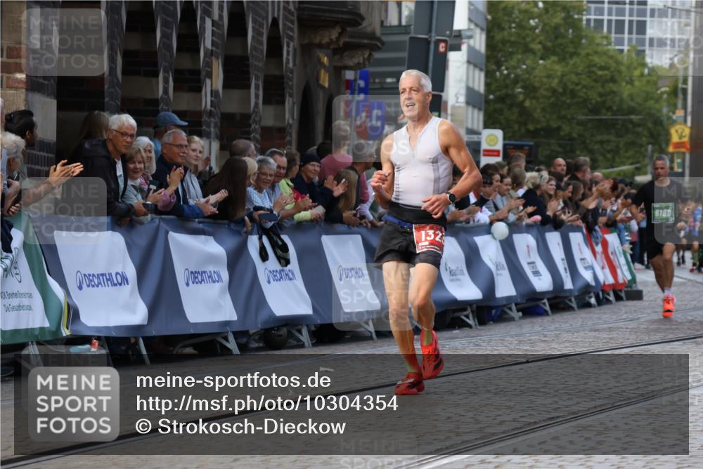 13.09.2026 - 21. swb-Marathon Bremen Strokosch-Dieckow http://msf.ph/oto/10304354 13.09.2026 12:58:22 Ziel 1323, 2073, 2099, 9065, 346, 5672, 6198, 8311, 8394 meine-sportfotos.de