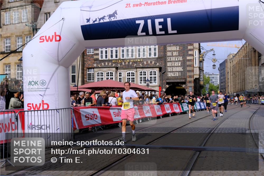 13.09.2026 - 21. swb-Marathon Bremen Tim E. http://msf.ph/oto/10304631 13.09.2026 10:48:30 Ziel 10142, 10316, 10329, 10421, 10638, 11058, 11135, 11193, 11241, 11781, 11815, 12259, 13620 meine-sportfotos.de