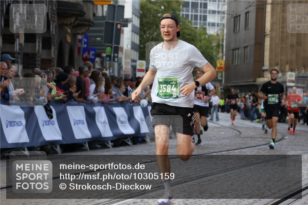 13.09.2026 - 21. swb-Marathon Bremen Strokosch-Dieckow http://msf.ph/oto/10305159 13.09.2026 12:59:09 Ziel 1576, 2049, 3624, 4847, 6929, 8065, 658, 1248, 1508, 1751, 1800, 1993, 2651, 4096, 8383, 9533 meine-sportfotos.de