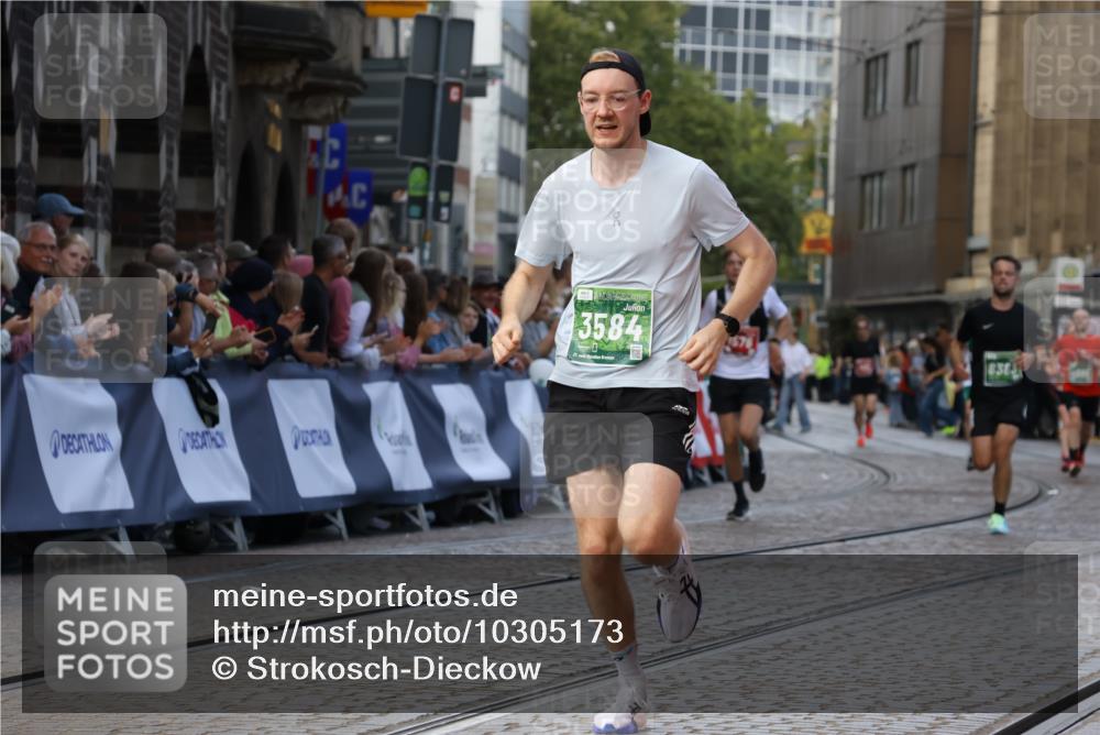 13.09.2026 - 21. swb-Marathon Bremen Strokosch-Dieckow http://msf.ph/oto/10305173 13.09.2026 12:59:09 Ziel 1576, 2049, 3624, 4847, 6929, 8065, 658, 1248, 1508, 1751, 1800, 1993, 2651, 4096, 8383, 9533 meine-sportfotos.de
