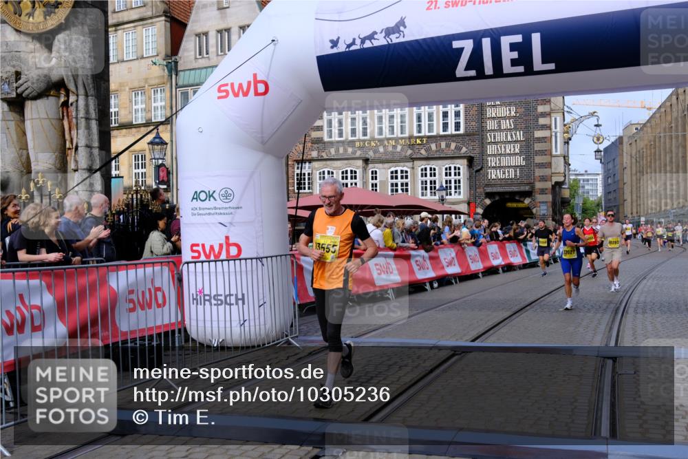 13.09.2026 - 21. swb-Marathon Bremen Tim E. http://msf.ph/oto/10305236 13.09.2026 10:49:14 Ziel 10253, 10293, 10566, 11885, 11891, 12027, 12204, 12350, 13512, 13555 meine-sportfotos.de