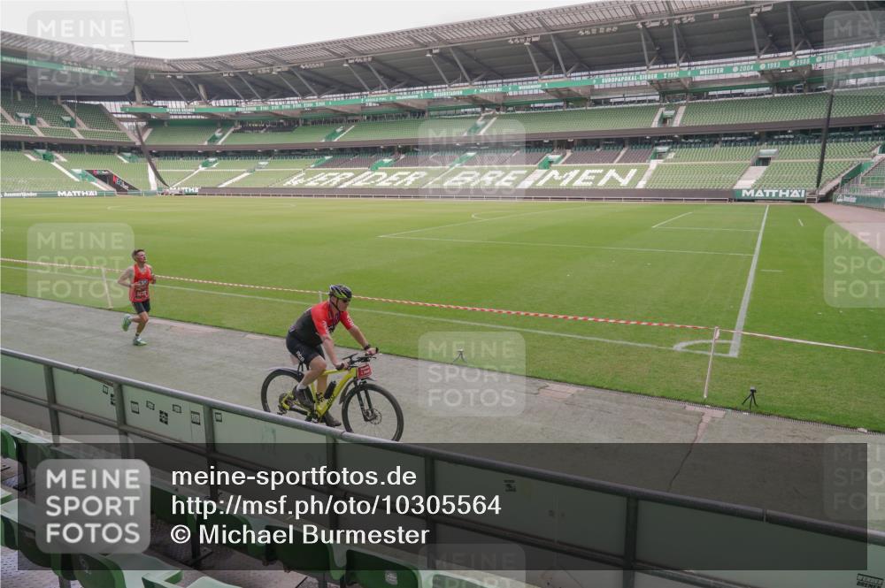 13.09.2026 - 21. swb-Marathon Bremen Michael Burmester http://msf.ph/oto/10305564 13.09.2026 11:54:03 Laufen im Stadion  meine-sportfotos.de