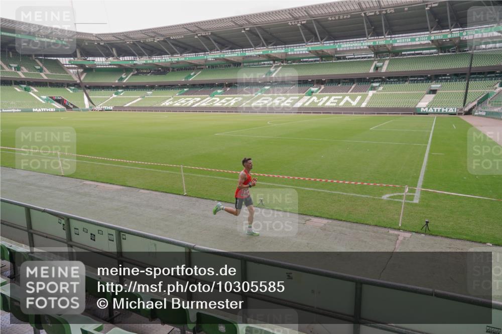 13.09.2026 - 21. swb-Marathon Bremen Michael Burmester http://msf.ph/oto/10305585 13.09.2026 11:54:04 Laufen im Stadion  meine-sportfotos.de