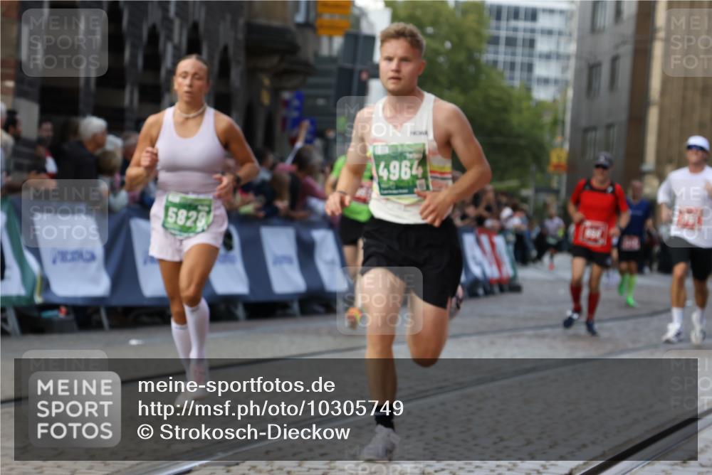 13.09.2026 - 21. swb-Marathon Bremen Strokosch-Dieckow http://msf.ph/oto/10305749 13.09.2026 12:59:37 Ziel 658, 1248, 1508, 1751, 1800, 1993, 2651, 3584, 4096, 6991, 8383, 9533, 126, 277, 807, 1320, 1485, 1852, 6557, 8850 meine-sportfotos.de