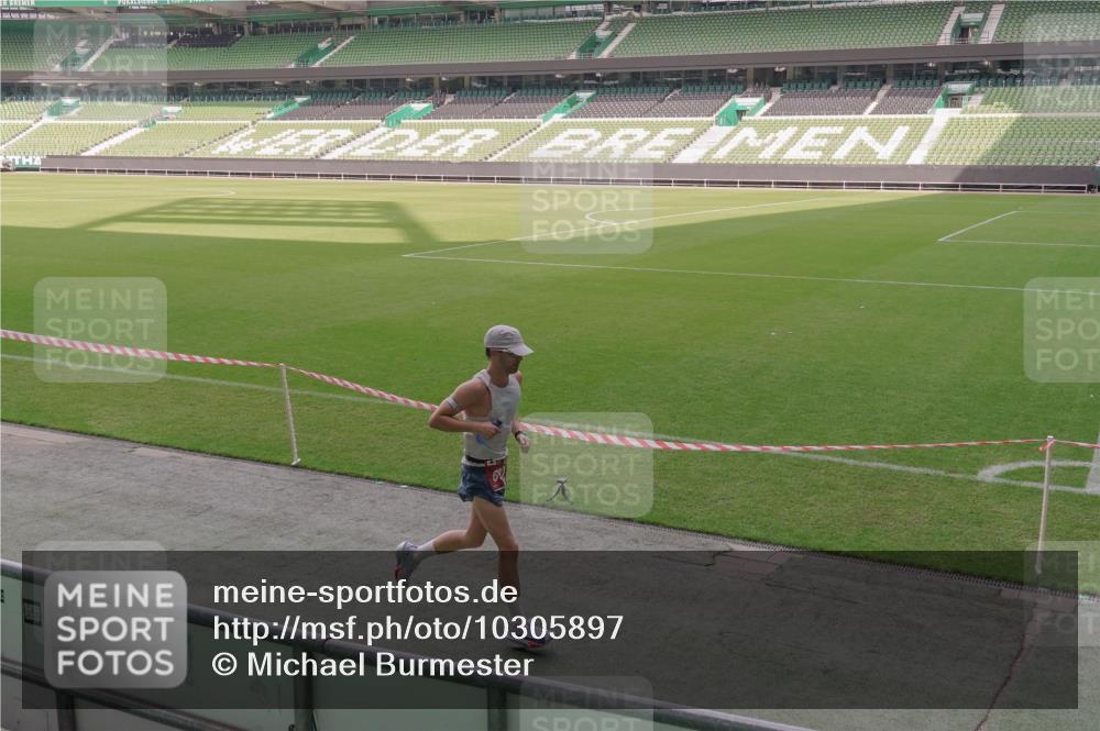 13.09.2026 - 21. swb-Marathon Bremen Michael Burmester http://msf.ph/oto/10305897 13.09.2026 12:10:10 Laufen im Stadion 692, 1046, 1671, 2054, 176, 1091, 1681 meine-sportfotos.de