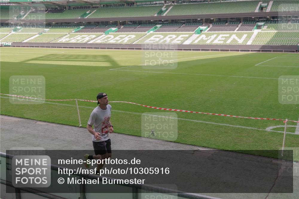 13.09.2026 - 21. swb-Marathon Bremen Michael Burmester http://msf.ph/oto/10305916 13.09.2026 12:10:23 Laufen im Stadion 692, 1046, 1651, 1671, 2054, 176, 1091, 1681 meine-sportfotos.de