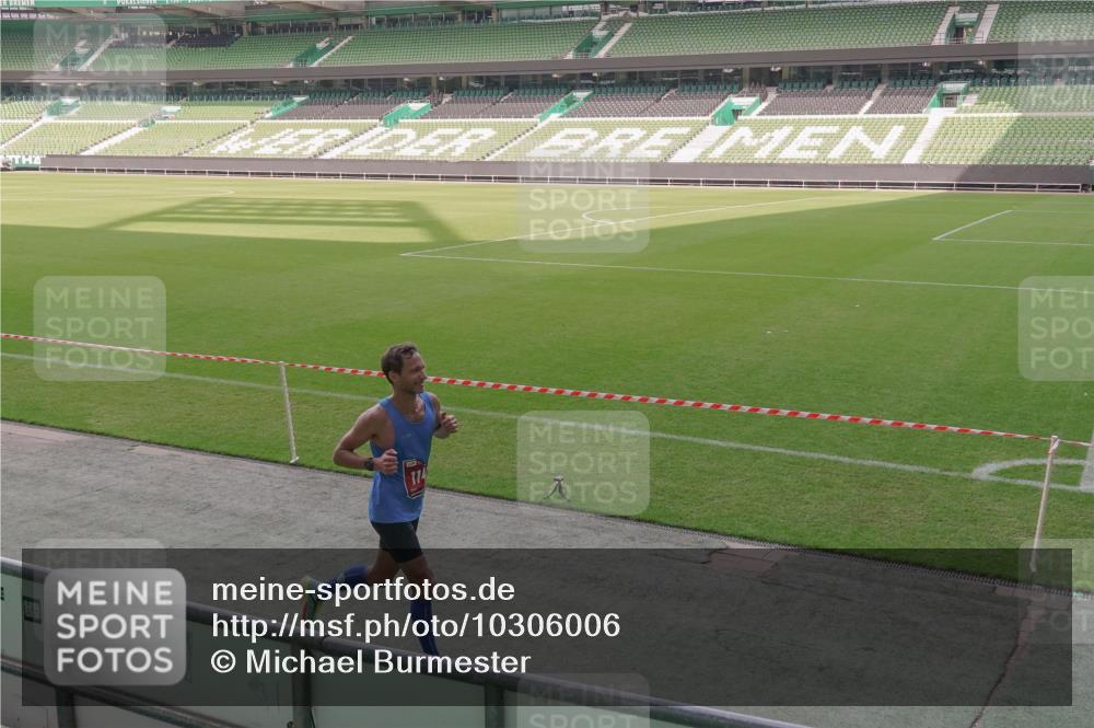 13.09.2026 - 21. swb-Marathon Bremen Michael Burmester http://msf.ph/oto/10306006 13.09.2026 12:12:56 Laufen im Stadion 317, 443, 614, 796, 1149, 692 meine-sportfotos.de