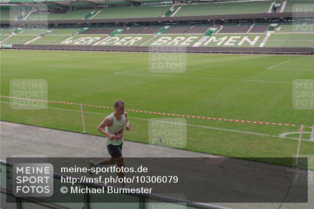 13.09.2026 - 21. swb-Marathon Bremen Michael Burmester http://msf.ph/oto/10306079 13.09.2026 12:15:24 Laufen im Stadion 245, 540, 822, 1028, 1670, 1766, 1997, 317, 443, 614, 796, 1651 meine-sportfotos.de