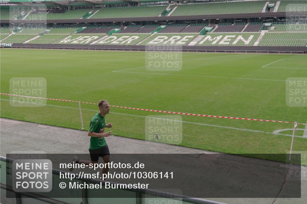 13.09.2026 - 21. swb-Marathon Bremen Michael Burmester http://msf.ph/oto/10306141 13.09.2026 12:16:31 Laufen im Stadion 1028, 1190, 1192, 1263, 1670, 1766, 1997, 317, 443, 796, 1149 meine-sportfotos.de