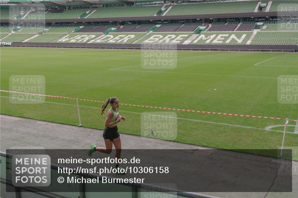13.09.2026 - 21. swb-Marathon Bremen Michael Burmester http://msf.ph/oto/10306158 13.09.2026 12:16:35 Laufen im Stadion 1028, 1190, 1192, 1263, 1670, 1766, 1997, 317, 443, 796, 1149 meine-sportfotos.de