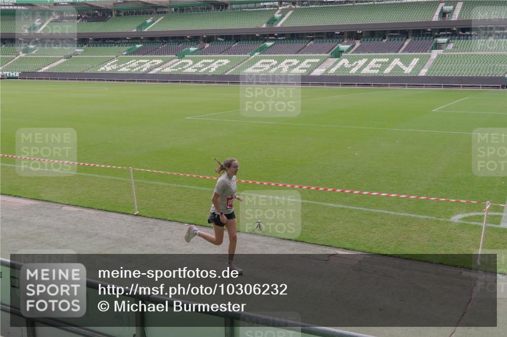 13.09.2026 - 21. swb-Marathon Bremen Michael Burmester http://msf.ph/oto/10306232 13.09.2026 12:20:43 Laufen im Stadion 634, 642, 1957, 513, 917, 1154, 1190, 1192, 1263 meine-sportfotos.de