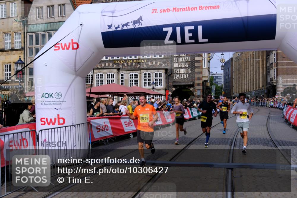 13.09.2026 - 21. swb-Marathon Bremen Tim E. http://msf.ph/oto/10306427 13.09.2026 10:50:10 Ziel 10452, 10508, 10593, 10709, 10966, 11005, 11007, 11035, 11183, 11415, 12380, 12510 meine-sportfotos.de