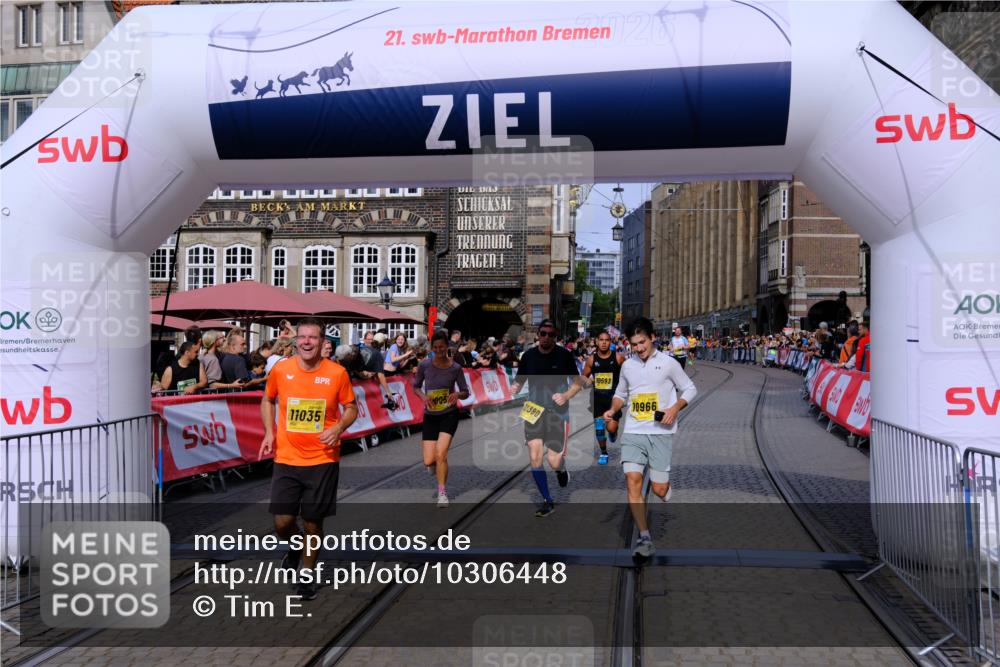 13.09.2026 - 21. swb-Marathon Bremen Tim E. http://msf.ph/oto/10306448 13.09.2026 10:50:10 Ziel 10452, 10508, 10593, 10709, 10966, 11005, 11007, 11035, 11183, 11415, 12380, 12510 meine-sportfotos.de