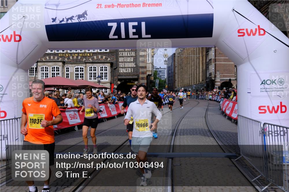 13.09.2026 - 21. swb-Marathon Bremen Tim E. http://msf.ph/oto/10306494 13.09.2026 10:50:11 Ziel 10452, 10508, 10593, 10709, 10966, 11005, 11007, 11035, 11183, 11415, 12380, 12510 meine-sportfotos.de
