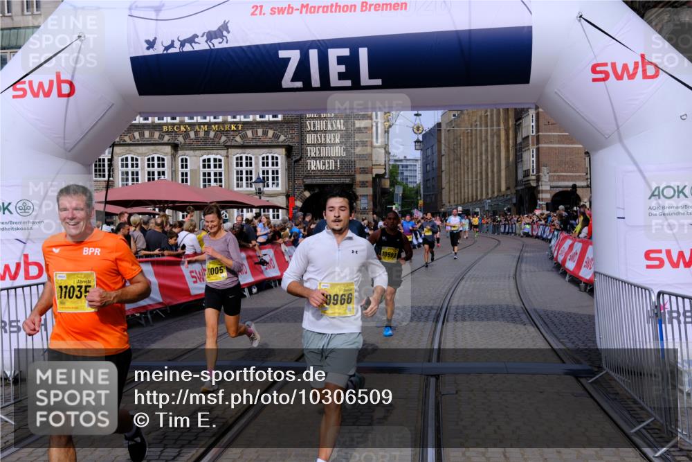 13.09.2026 - 21. swb-Marathon Bremen Tim E. http://msf.ph/oto/10306509 13.09.2026 10:50:11 Ziel 10452, 10508, 10593, 10709, 10966, 11005, 11007, 11035, 11183, 11415, 12380, 12510 meine-sportfotos.de