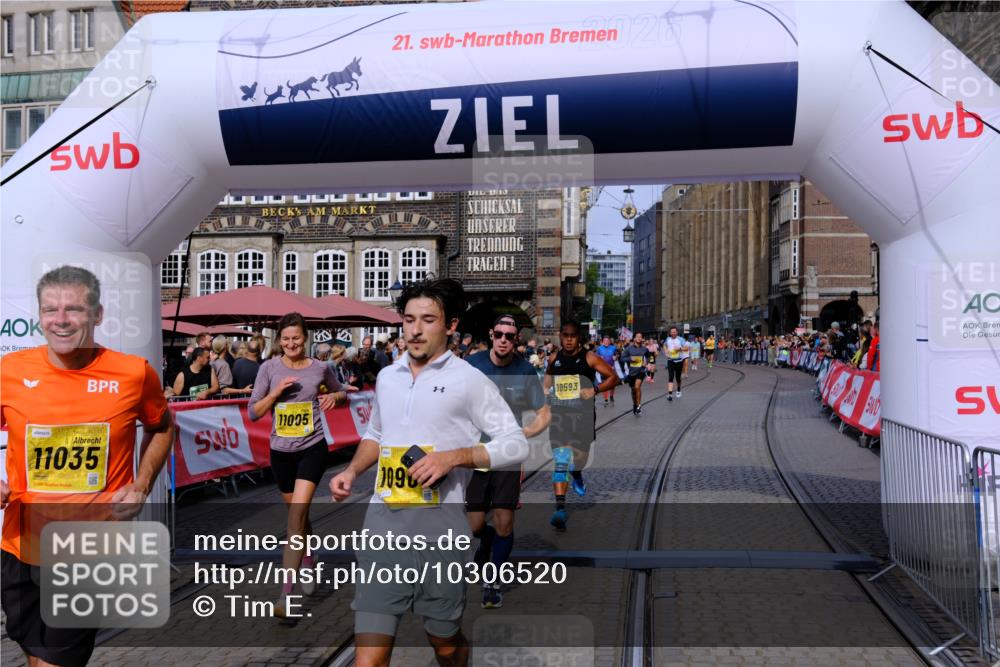 13.09.2026 - 21. swb-Marathon Bremen Tim E. http://msf.ph/oto/10306520 13.09.2026 10:50:12 Ziel 10452, 10508, 10593, 10709, 10966, 11005, 11007, 11035, 11183, 11415, 12380, 12510 meine-sportfotos.de