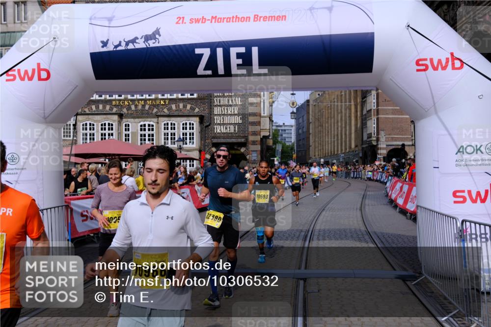 13.09.2026 - 21. swb-Marathon Bremen Tim E. http://msf.ph/oto/10306532 13.09.2026 10:50:12 Ziel 10452, 10508, 10593, 10709, 10966, 11005, 11007, 11035, 11183, 11415, 12380, 12510 meine-sportfotos.de