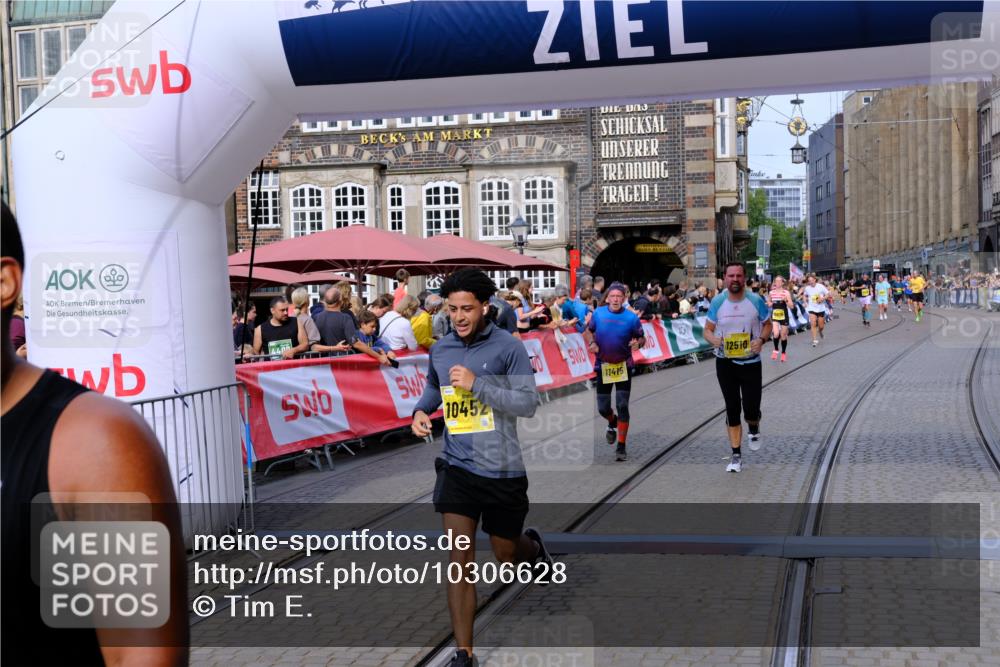 13.09.2026 - 21. swb-Marathon Bremen Tim E. http://msf.ph/oto/10306628 13.09.2026 10:50:16 Ziel 10452, 10508, 10593, 10876, 10966, 11005, 11035, 11183, 11415, 12240, 12380, 12510 meine-sportfotos.de