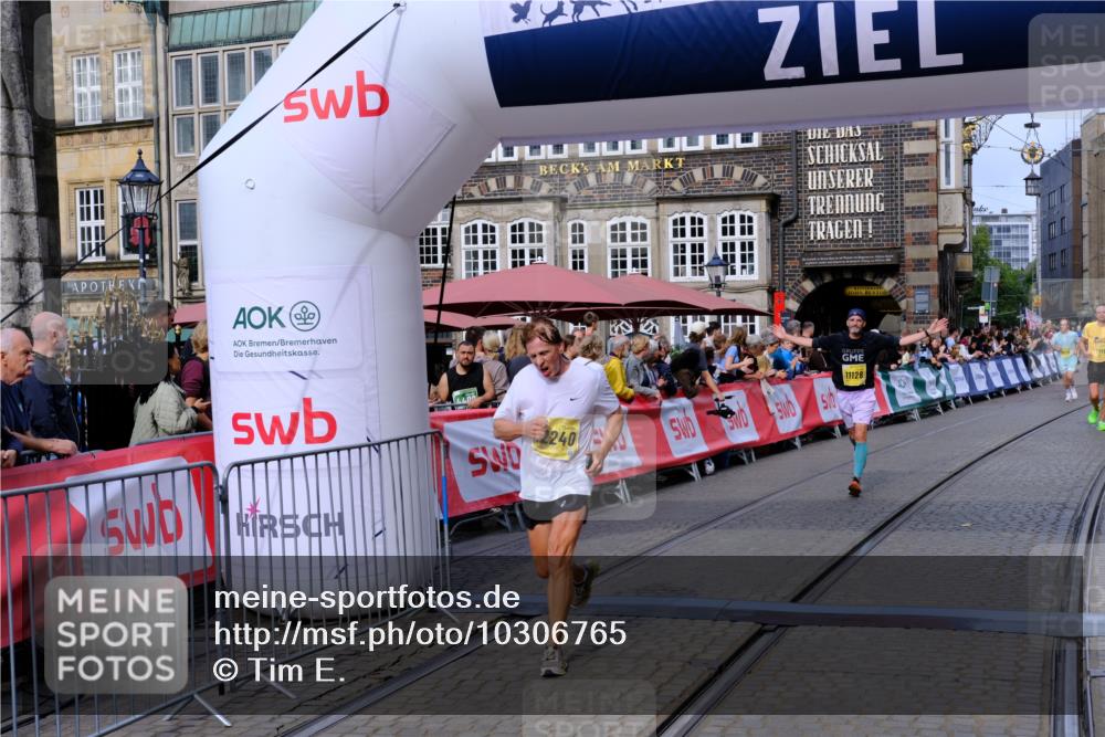 13.09.2026 - 21. swb-Marathon Bremen Tim E. http://msf.ph/oto/10306765 13.09.2026 10:50:25 Ziel 10452, 10876, 11111, 11128, 11178, 11415, 12240, 12269, 12510 meine-sportfotos.de