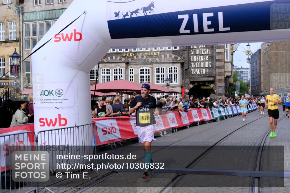 13.09.2026 - 21. swb-Marathon Bremen Tim E. http://msf.ph/oto/10306832 13.09.2026 10:50:27 Ziel 10452, 10876, 11111, 11128, 11178, 11415, 11497, 11499, 12240, 12269, 12510 meine-sportfotos.de