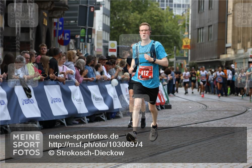 13.09.2026 - 21. swb-Marathon Bremen Strokosch-Dieckow http://msf.ph/oto/10306974 13.09.2026 13:00:37 Ziel 671, 912, 1571, 2683, 5776, 7015, 8689, 371, 453, 8749, 9849 meine-sportfotos.de