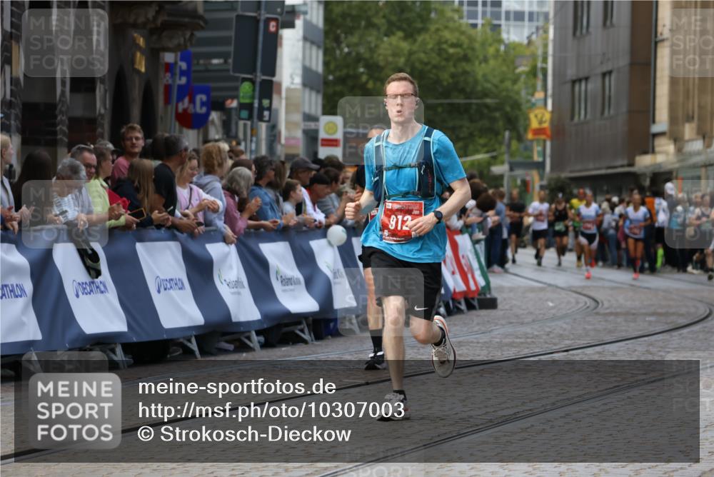 13.09.2026 - 21. swb-Marathon Bremen Strokosch-Dieckow http://msf.ph/oto/10307003 13.09.2026 13:00:37 Ziel 671, 912, 1571, 2683, 5776, 7015, 8689, 371, 453, 8749, 9849 meine-sportfotos.de