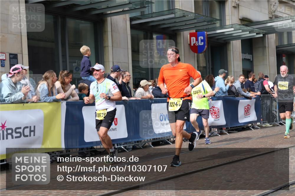 13.09.2026 - 21. swb-Marathon Bremen Strokosch-Dieckow http://msf.ph/oto/10307107 13.09.2026 10:53:48 Ziel 10579, 10708, 10822, 10947, 10996, 11010, 11206, 11290, 11329, 11361, 11476, 11765, 11843, 11989, 11998, 12075, 12244, 12356, 12435, 13531, 10141, 10174, 10222, 10227, 10255, 10478, 10479, 10626, 10684, 10685, 10838, 10845, 10886, 10905, 11242, 11446, 11489, 11502, 11590, 11596, 11800, 11950, 12056, 12119, 12308, 12331, 12341, 12405, 12492, 12515, 13597 meine-sportfotos.de