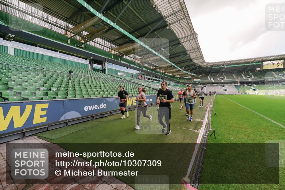 13.09.2026 - 21. swb-Marathon Bremen Michael Burmester http://msf.ph/oto/10307309 13.09.2026 13:01:23 Laufen im Stadion 135, 150, 242, 282, 318, 440, 531, 651, 687, 930, 946, 1006, 1067, 1163, 1368, 1436, 1448, 1582, 1650, 1861, 1896, 1935, 1963, 2033, 2047, 2062, 2292, 2293, 2306, 2322, 2370, 2409, 2427, 2485, 2490, 2491, 2560, 2561, 2627, 2638, 2658, 2686, 2700, 2708, 2781, 2906, 2967, 2987, 3013, 3044, 3076, 3105, 3145, 3168, 3173, 3187, 3248, 3294, 3334, 3354, 3372, 3374, 3375, 3385, 3392, 3480, 3524, 3526, 3527, 3642, 3667, 3729, 3774, 3806, 3855, 3856 meine-sportfotos.de