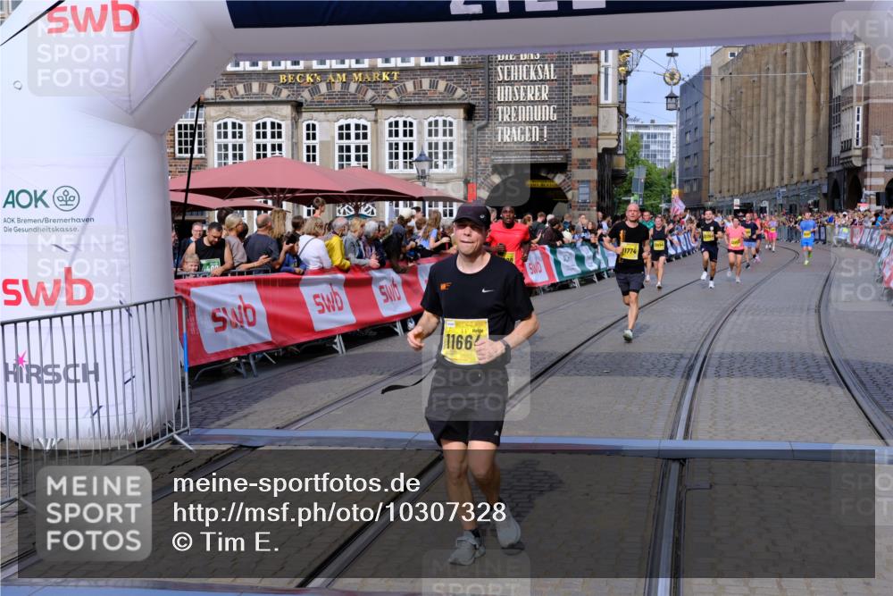 13.09.2026 - 21. swb-Marathon Bremen Tim E. http://msf.ph/oto/10307328 13.09.2026 10:50:51 Ziel 10233, 10525, 10764, 10840, 10923, 11220, 11276, 11622, 11664, 11680, 11742, 11774, 12045, 12052, 12078, 12309, 12447, 12488, 13544, 13562 meine-sportfotos.de