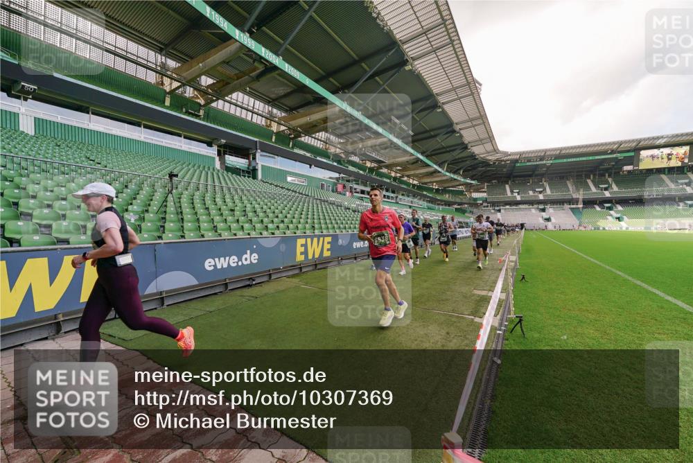 13.09.2026 - 21. swb-Marathon Bremen Michael Burmester http://msf.ph/oto/10307369 13.09.2026 13:01:35 Laufen im Stadion 150, 242, 282, 318, 440, 531, 651, 687, 722, 930, 946, 1006, 1067, 1163, 1250, 1436, 1448, 1582, 1650, 1861, 1896, 1963, 2033, 2047, 2062, 2292, 2293, 2306, 2322, 2345, 2370, 2378, 2409, 2427, 2485, 2490, 2491, 2560, 2561, 2627, 2638, 2658, 2666, 2700, 2708, 2781, 2906, 2967, 2987, 3013, 3044, 3145, 3163, 3164, 3168, 3173, 3187, 3248, 3294, 3334, 3354, 3372, 3374, 3375, 3385, 3392, 3480, 3524, 3526, 3527, 3642, 3667, 3729, 3774, 3806, 3856, 4000 meine-sportfotos.de