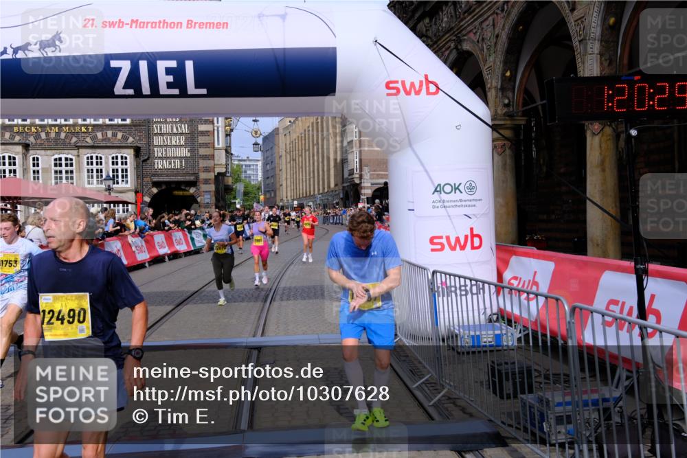13.09.2026 - 21. swb-Marathon Bremen Tim E. http://msf.ph/oto/10307628 13.09.2026 10:51:01 Ziel 10267, 10764, 11076, 11170, 11220, 11276, 11664, 11753, 11774, 11961, 12052, 12070, 12179, 12309, 12488, 12560, 13544 meine-sportfotos.de