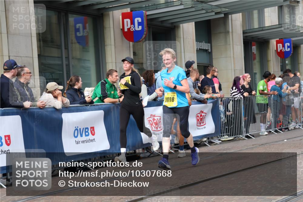 13.09.2026 - 21. swb-Marathon Bremen Strokosch-Dieckow http://msf.ph/oto/10307668 13.09.2026 10:54:10 Ziel 10067, 10146, 10359, 10410, 10503, 10577, 10631, 10704, 10749, 10765, 10837, 10884, 11039, 11099, 11118, 11389, 11476, 11593, 11843, 11989, 12038, 12265, 12328, 12467, 13526, 10255, 10579, 10708, 10822, 10947, 10996, 11010, 11206, 11290, 11329, 11361, 11489, 11765, 11989, 11998, 12075, 12244, 12356, 12405, 12435, 12515, 13531 meine-sportfotos.de