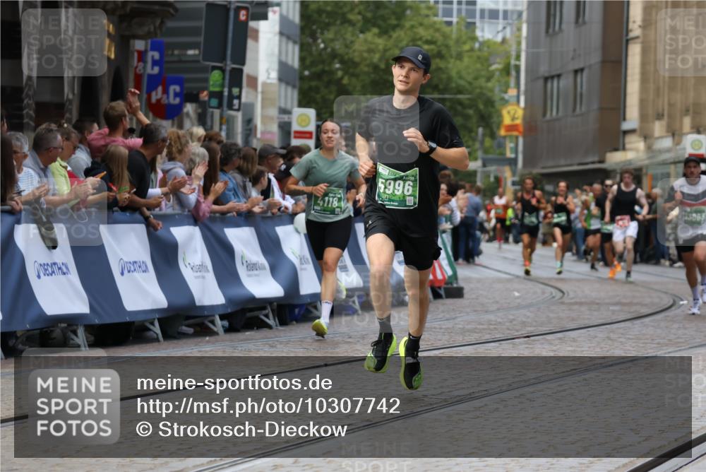 13.09.2026 - 21. swb-Marathon Bremen Strokosch-Dieckow http://msf.ph/oto/10307742 13.09.2026 13:01:23 Ziel 1619, 3019, 5663, 6359, 4118, 5369, 5996, 13063, 13168 meine-sportfotos.de