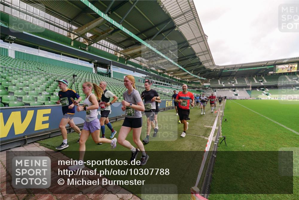 13.09.2026 - 21. swb-Marathon Bremen Michael Burmester http://msf.ph/oto/10307788 13.09.2026 13:02:41 Laufen im Stadion 150, 282, 531, 596, 722, 762, 930, 936, 940, 946, 1006, 1014, 1067, 1163, 1250, 1436, 1448, 1458, 1460, 1582, 1611, 1896, 2033, 2047, 2062, 2276, 2292, 2345, 2364, 2378, 2421, 2513, 2625, 2638, 2666, 2668, 2779, 2900, 2934, 2987, 3013, 3044, 3114, 3135, 3163, 3164, 3187, 3248, 3258, 3294, 3334, 3360, 3372, 3374, 3392, 3460, 3496, 3510, 3526, 3527, 3576, 3585, 3597, 3603, 3667, 3721, 3806, 3846, 3852, 3859, 3893, 3938, 3970, 3983, 4000, 4077, 4133, 4506, 4558 meine-sportfotos.de